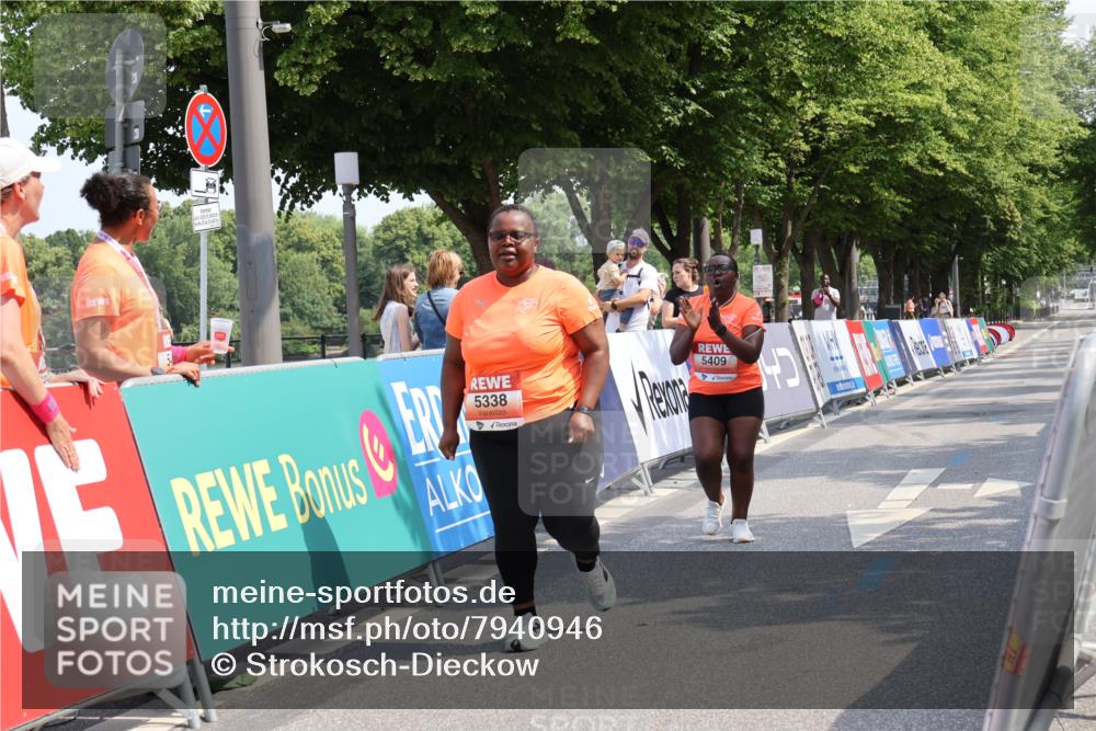 15.06.2025 - REWE Women's Run Strokosch-Dieckow http://msf.ph/oto/7940946 15.06.2025 11:22:08 Ziel 5338, 5409 meine-sportfotos.de