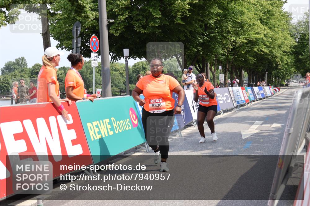 15.06.2025 - REWE Women's Run Strokosch-Dieckow http://msf.ph/oto/7940957 15.06.2025 11:22:09 Ziel 5338, 5409 meine-sportfotos.de