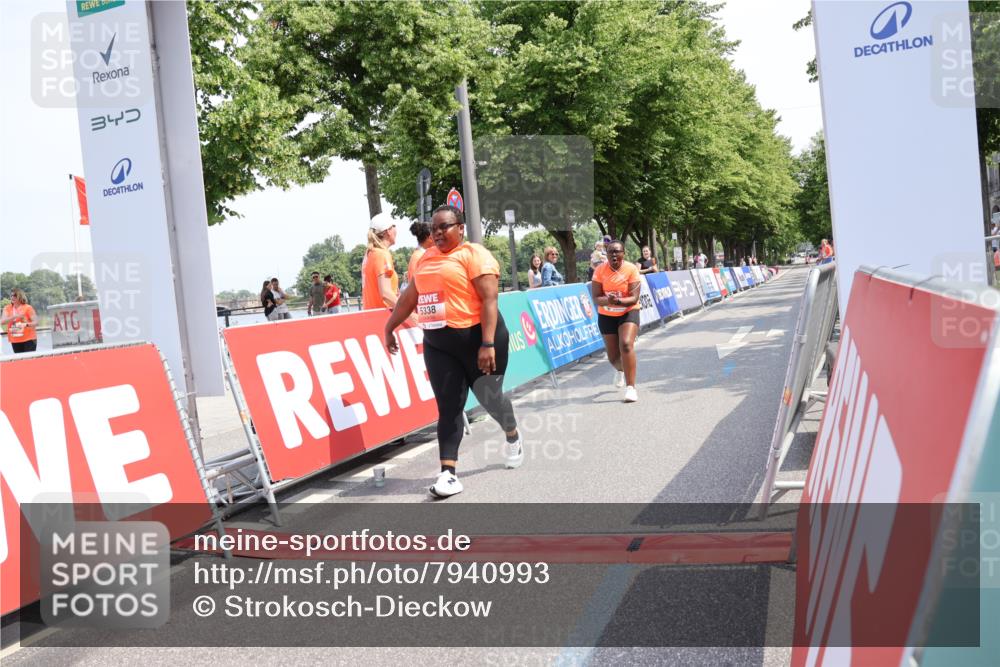 15.06.2025 - REWE Women's Run Strokosch-Dieckow http://msf.ph/oto/7940993 15.06.2025 11:22:10 Ziel 5338, 5409 meine-sportfotos.de