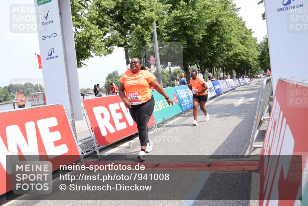 15.06.2025 - REWE Women's Run Strokosch-Dieckow http://msf.ph/oto/7941008 15.06.2025 11:22:10 Ziel 5338, 5409 meine-sportfotos.de