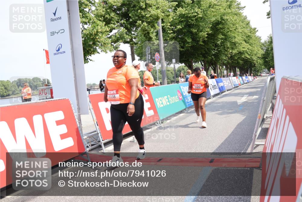 15.06.2025 - REWE Women's Run Strokosch-Dieckow http://msf.ph/oto/7941026 15.06.2025 11:22:10 Ziel 5338, 5409 meine-sportfotos.de