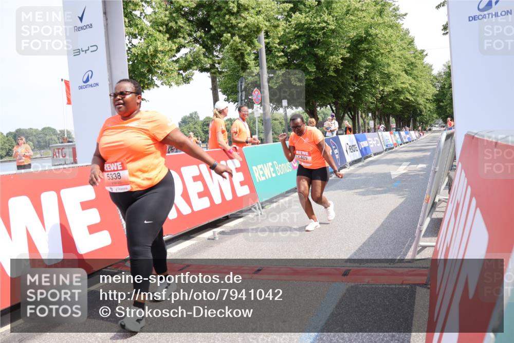 15.06.2025 - REWE Women's Run Strokosch-Dieckow http://msf.ph/oto/7941042 15.06.2025 11:22:11 Ziel 5338, 5409 meine-sportfotos.de