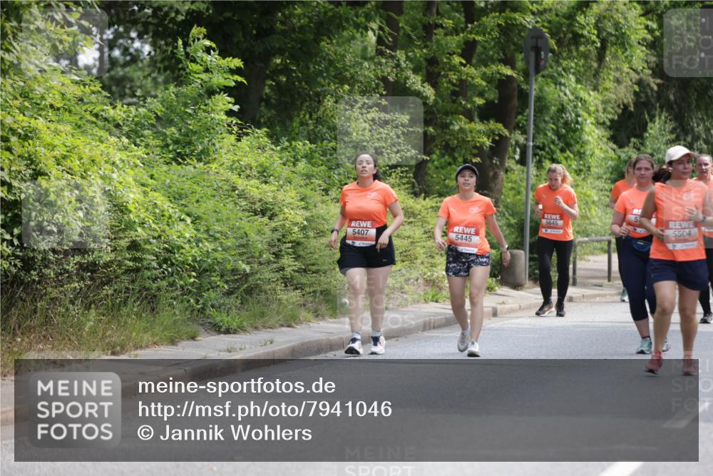 15.06.2025 - REWE Women's Run Jannik Wohlers http://msf.ph/oto/7941046 15.06.2025 10:15:18 Laufen 5645, 5407, 5445, 5504 meine-sportfotos.de