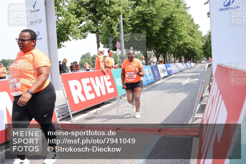 15.06.2025 - REWE Women's Run Strokosch-Dieckow http://msf.ph/oto/7941049 15.06.2025 11:22:11 Ziel 5338, 5409 meine-sportfotos.de