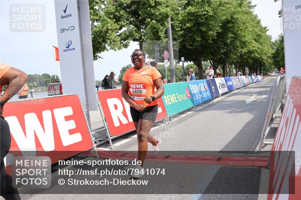15.06.2025 - REWE Women's Run Strokosch-Dieckow http://msf.ph/oto/7941074 15.06.2025 11:22:12 Ziel 5338, 5409 meine-sportfotos.de