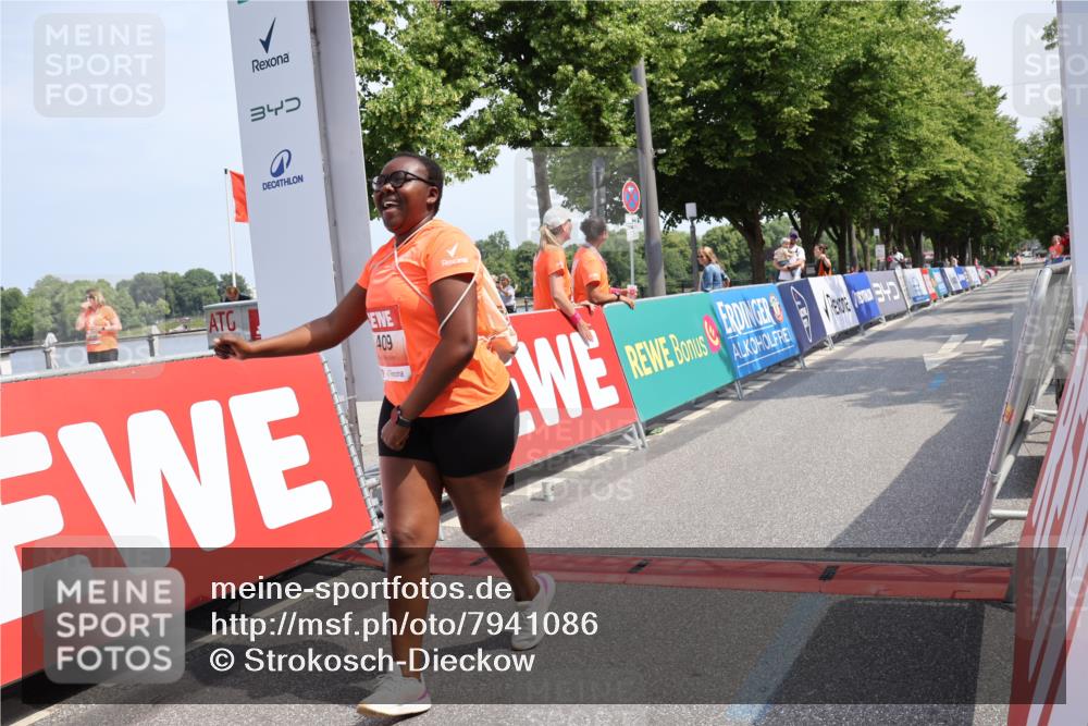 15.06.2025 - REWE Women's Run Strokosch-Dieckow http://msf.ph/oto/7941086 15.06.2025 11:22:12 Ziel 5338, 5409 meine-sportfotos.de