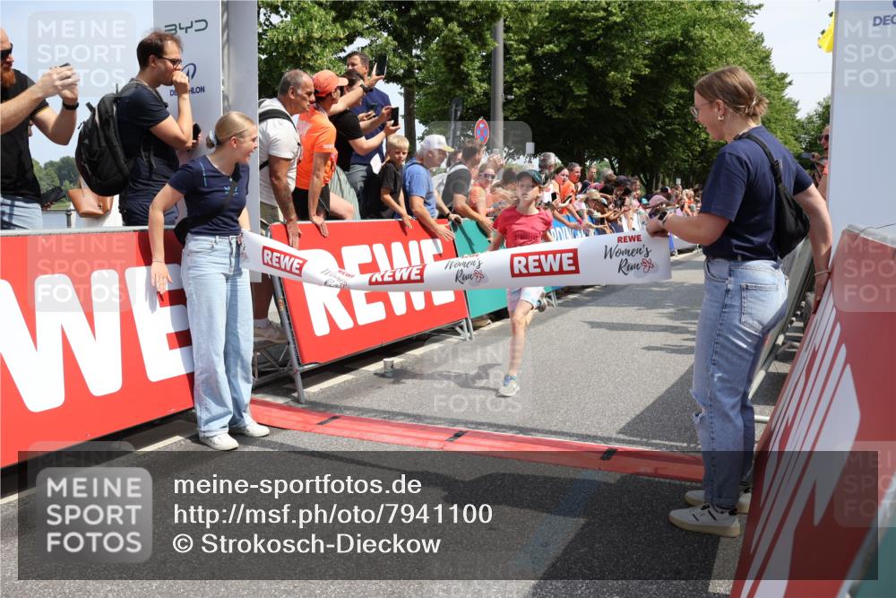 15.06.2025 - REWE Women's Run Strokosch-Dieckow http://msf.ph/oto/7941100 15.06.2025 11:33:35 Ziel 203, 209 meine-sportfotos.de