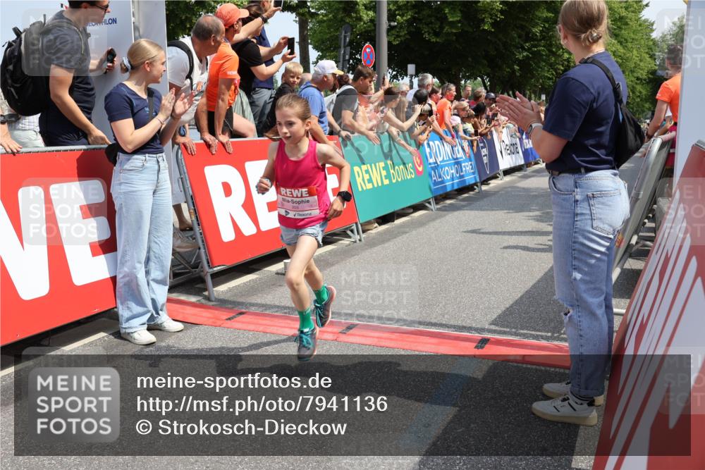 15.06.2025 - REWE Women's Run Strokosch-Dieckow http://msf.ph/oto/7941136 15.06.2025 11:33:39 Ziel 203, 209, 315 meine-sportfotos.de