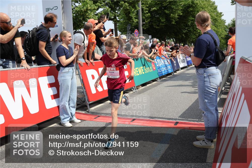 15.06.2025 - REWE Women's Run Strokosch-Dieckow http://msf.ph/oto/7941159 15.06.2025 11:33:42 Ziel 203, 209, 222, 315 meine-sportfotos.de