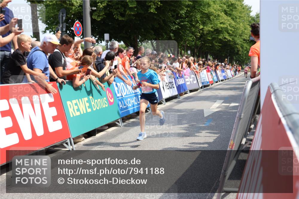 15.06.2025 - REWE Women's Run Strokosch-Dieckow http://msf.ph/oto/7941188 15.06.2025 11:33:47 Ziel 222, 315 meine-sportfotos.de