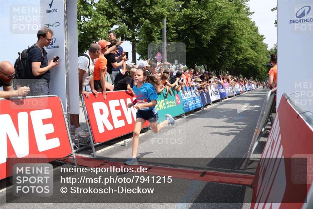15.06.2025 - REWE Women's Run Strokosch-Dieckow http://msf.ph/oto/7941215 15.06.2025 11:33:48 Ziel 222, 315 meine-sportfotos.de