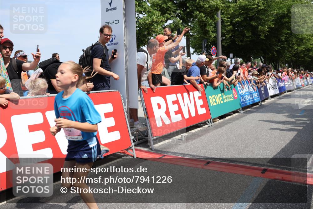 15.06.2025 - REWE Women's Run Strokosch-Dieckow http://msf.ph/oto/7941226 15.06.2025 11:33:49 Ziel 222, 315 meine-sportfotos.de