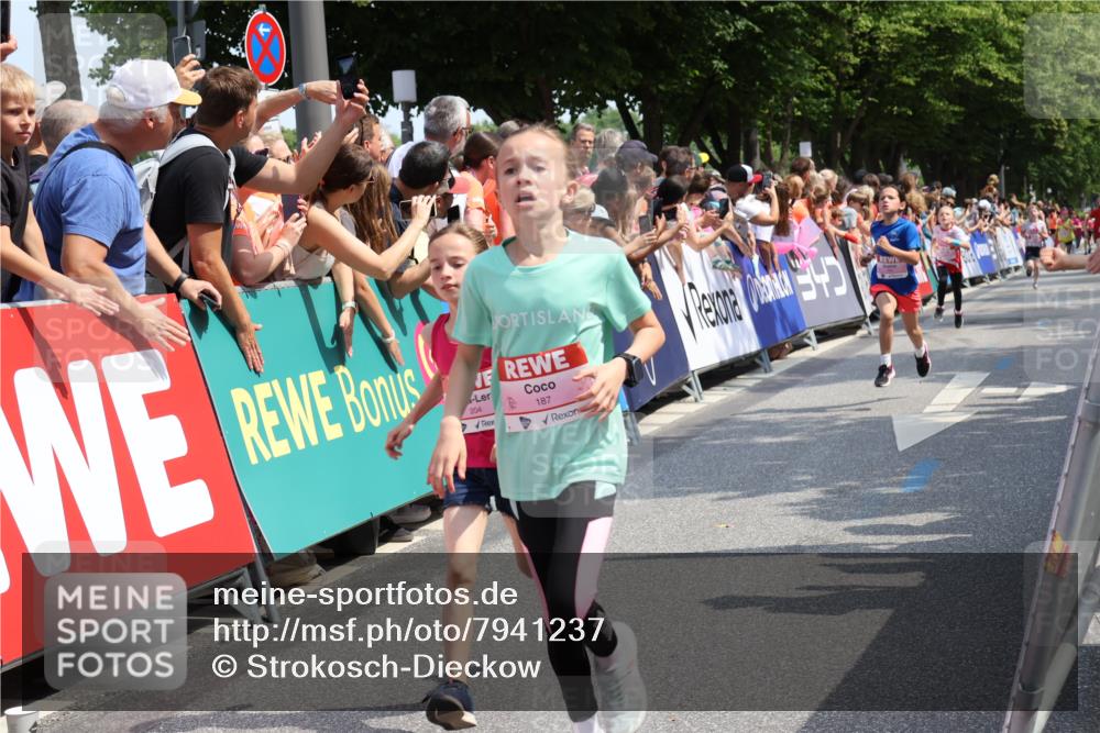 15.06.2025 - REWE Women's Run Strokosch-Dieckow http://msf.ph/oto/7941237 15.06.2025 11:33:57 Ziel 187, 204, 244, 249 meine-sportfotos.de