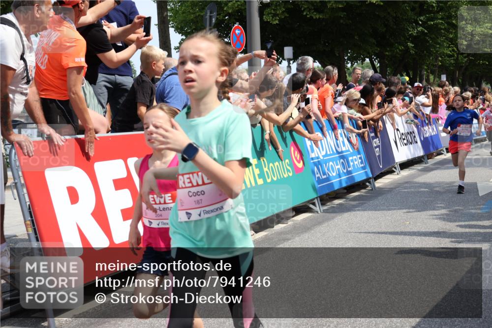 15.06.2025 - REWE Women's Run Strokosch-Dieckow http://msf.ph/oto/7941246 15.06.2025 11:33:57 Ziel 187, 204, 244, 249 meine-sportfotos.de