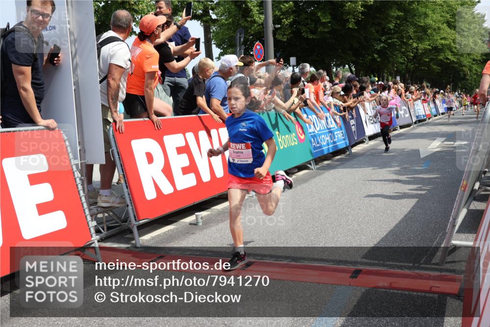 15.06.2025 - REWE Women's Run Strokosch-Dieckow http://msf.ph/oto/7941270 15.06.2025 11:33:59 Ziel 158, 187, 204, 244, 249, 292 meine-sportfotos.de
