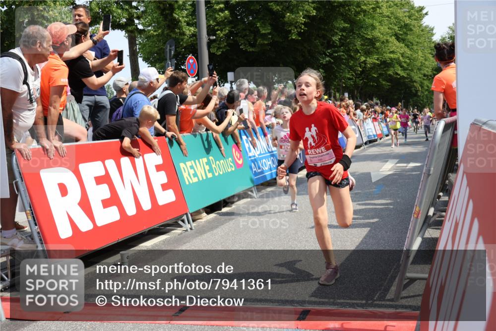 15.06.2025 - REWE Women's Run Strokosch-Dieckow http://msf.ph/oto/7941361 15.06.2025 11:34:04 Ziel 130, 132, 151, 158, 187, 204, 244, 249, 292 meine-sportfotos.de