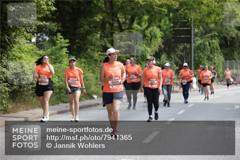 15.06.2025 - REWE Women's Run Jannik Wohlers http://msf.ph/oto/7941365 15.06.2025 10:15:24 Laufen 5407, 5445, 3235, 5504, 5446, 5291 meine-sportfotos.de