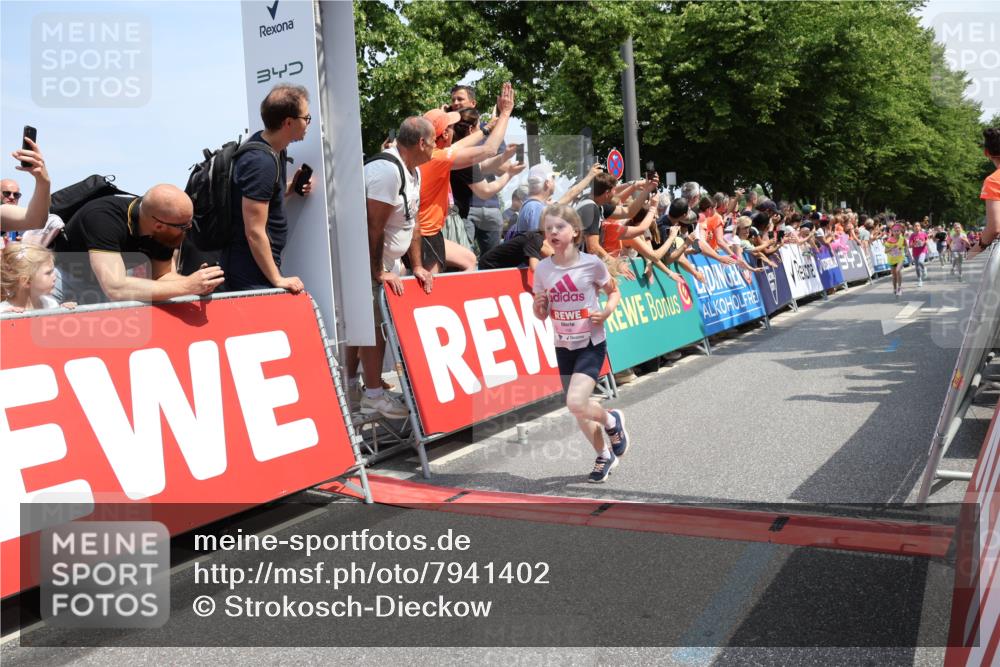 15.06.2025 - REWE Women's Run Strokosch-Dieckow http://msf.ph/oto/7941402 15.06.2025 11:34:05 Ziel 130, 132, 151, 158, 244, 249, 292, 322 meine-sportfotos.de
