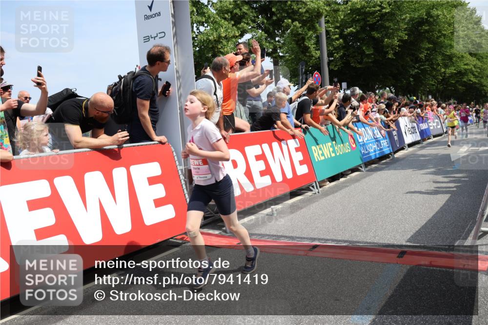 15.06.2025 - REWE Women's Run Strokosch-Dieckow http://msf.ph/oto/7941419 15.06.2025 11:34:05 Ziel 130, 132, 151, 158, 244, 249, 292, 322 meine-sportfotos.de