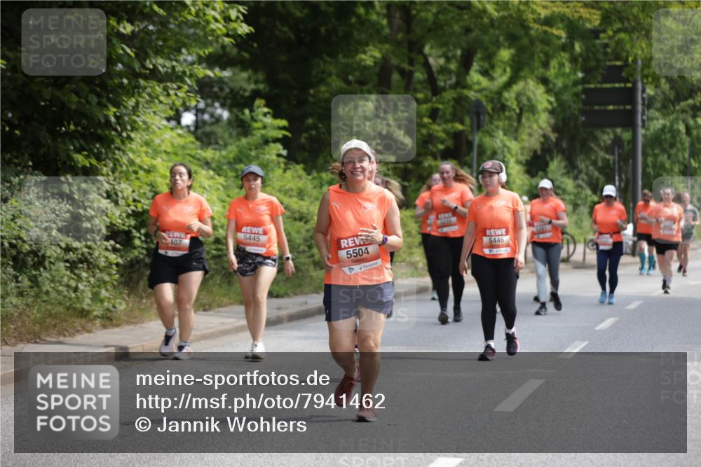 15.06.2025 - REWE Women's Run Jannik Wohlers http://msf.ph/oto/7941462 15.06.2025 10:15:25 Laufen 5445, 407, 5504, 5446 meine-sportfotos.de