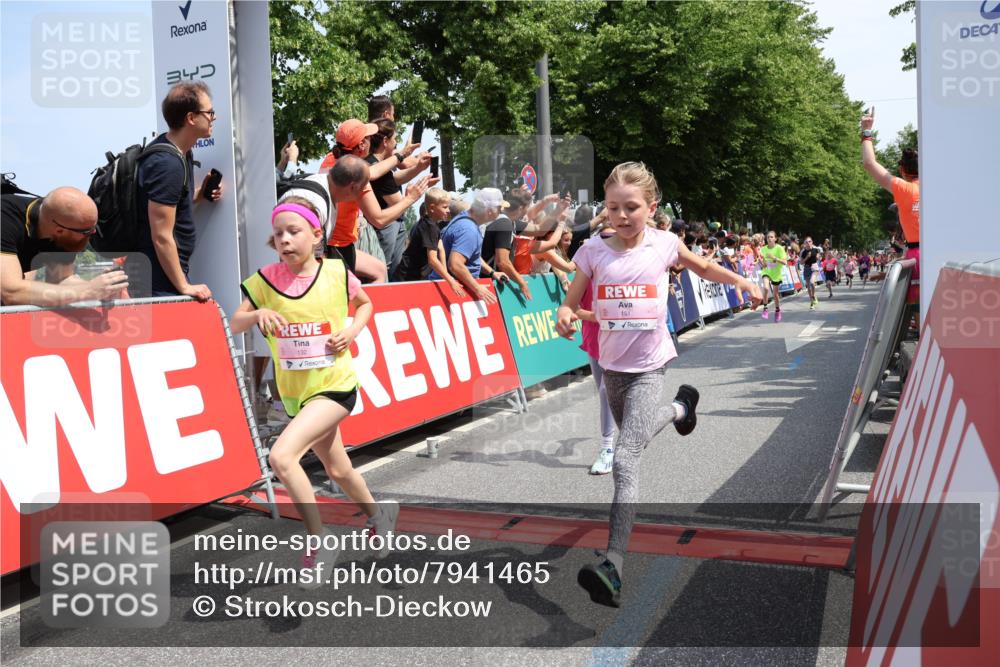 15.06.2025 - REWE Women's Run Strokosch-Dieckow http://msf.ph/oto/7941465 15.06.2025 11:34:08 Ziel 130, 132, 142, 151, 158, 244, 267, 276, 292, 322 meine-sportfotos.de