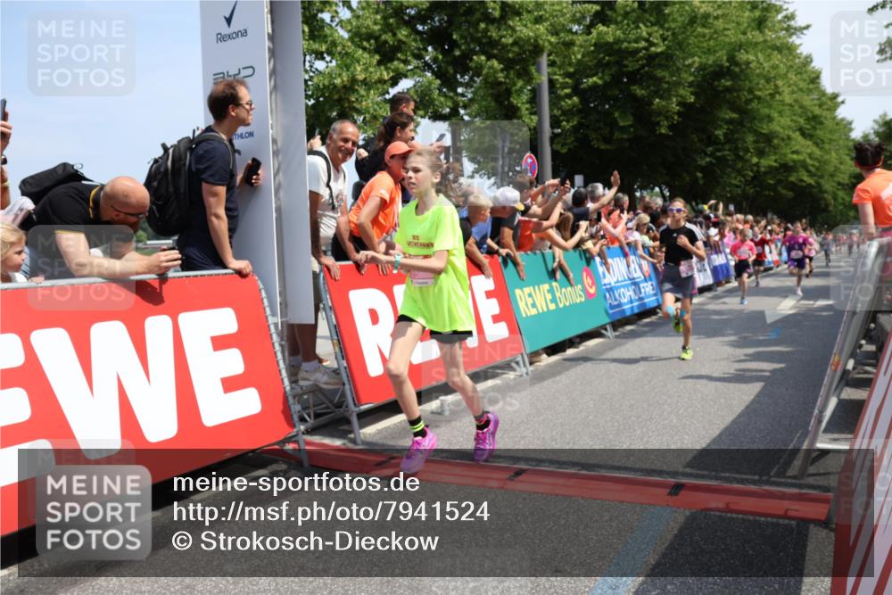 15.06.2025 - REWE Women's Run Strokosch-Dieckow http://msf.ph/oto/7941524 15.06.2025 11:34:11 Ziel 130, 132, 142, 144, 151, 158, 242, 267, 276, 292, 322 meine-sportfotos.de