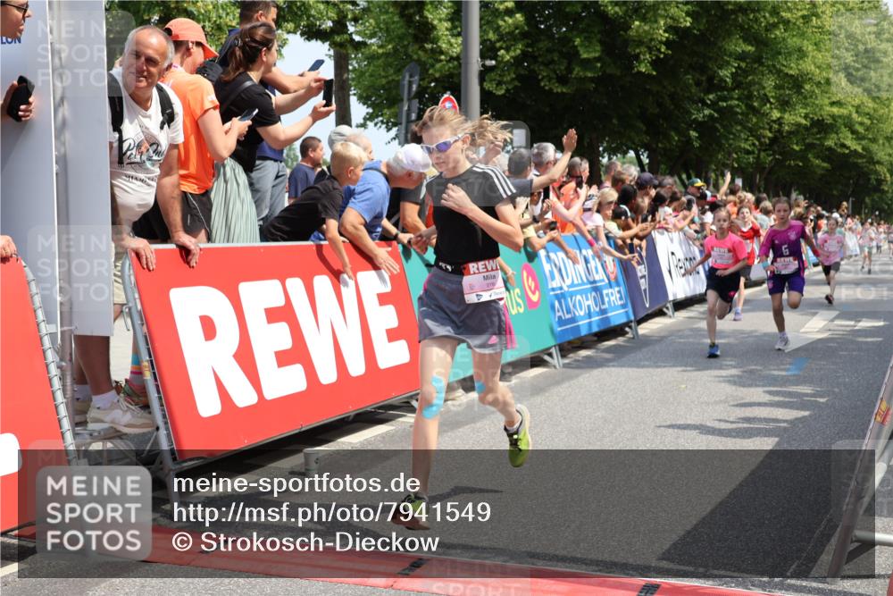 15.06.2025 - REWE Women's Run Strokosch-Dieckow http://msf.ph/oto/7941549 15.06.2025 11:34:12 Ziel 130, 132, 142, 144, 151, 158, 186, 242, 267, 276, 291, 322 meine-sportfotos.de