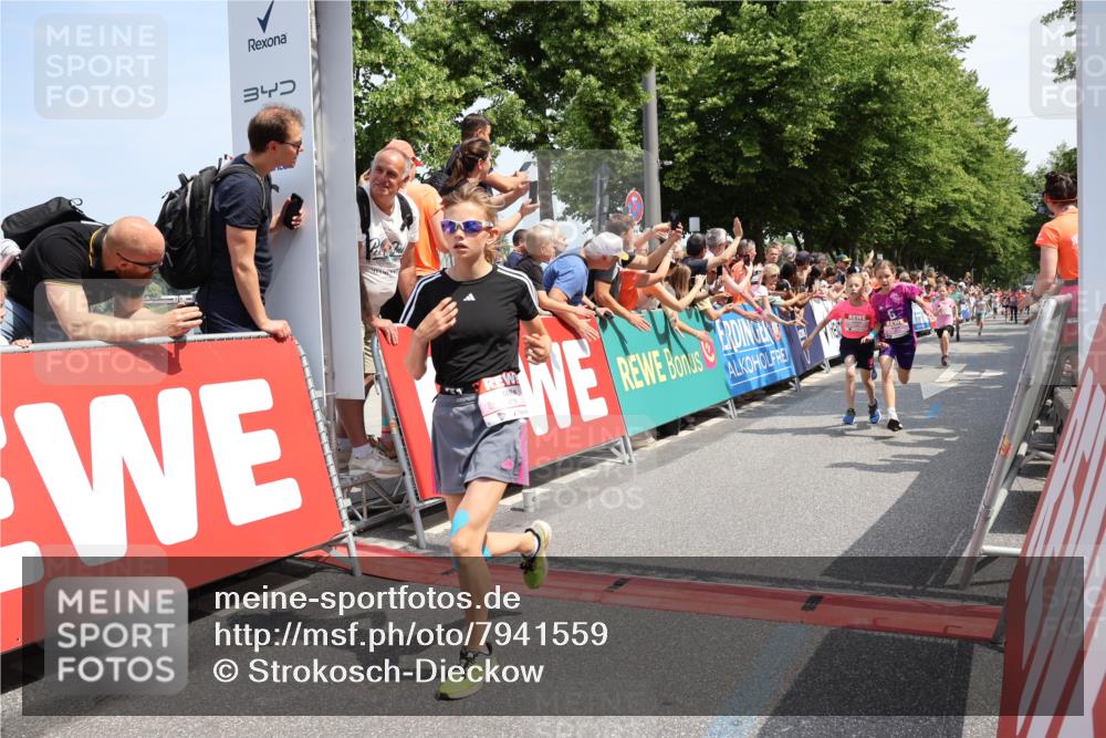 15.06.2025 - REWE Women's Run Strokosch-Dieckow http://msf.ph/oto/7941559 15.06.2025 11:34:13 Ziel 130, 132, 142, 144, 151, 186, 195, 242, 267, 276, 291, 322 meine-sportfotos.de