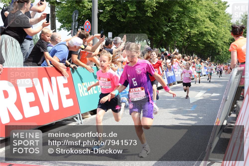 15.06.2025 - REWE Women's Run Strokosch-Dieckow http://msf.ph/oto/7941573 15.06.2025 11:34:14 Ziel 130, 132, 142, 144, 151, 186, 195, 242, 267, 276, 291, 322 meine-sportfotos.de