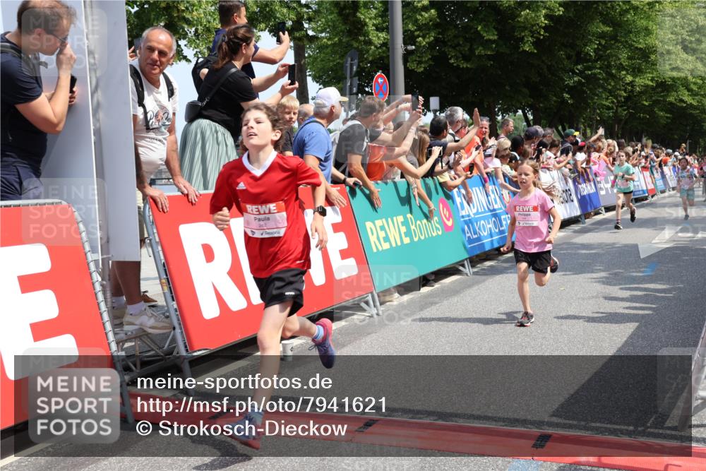 15.06.2025 - REWE Women's Run Strokosch-Dieckow http://msf.ph/oto/7941621 15.06.2025 11:34:15 Ziel 130, 132, 142, 144, 151, 186, 195, 242, 267, 276, 291, 322 meine-sportfotos.de