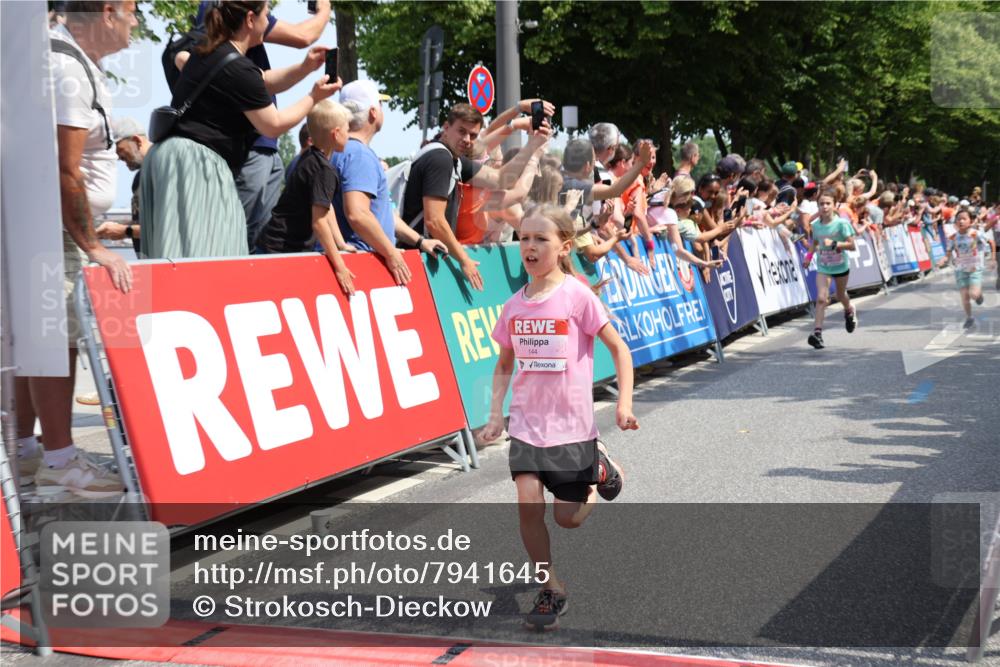 15.06.2025 - REWE Women's Run Strokosch-Dieckow http://msf.ph/oto/7941645 15.06.2025 11:34:16 Ziel 142, 144, 186, 195, 242, 267, 276, 288, 291, 322 meine-sportfotos.de