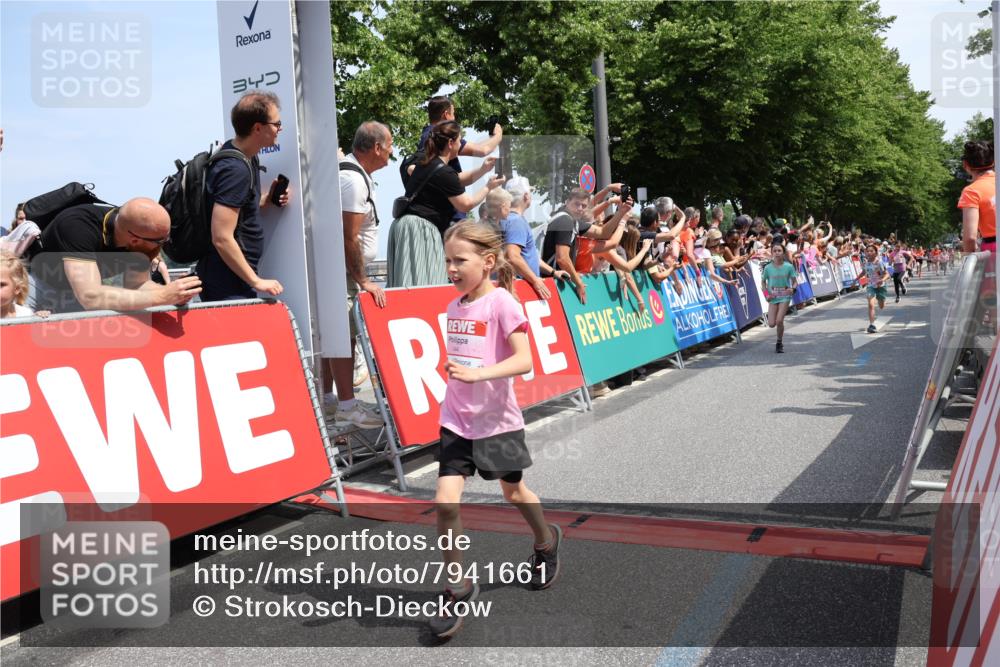 15.06.2025 - REWE Women's Run Strokosch-Dieckow http://msf.ph/oto/7941661 15.06.2025 11:34:16 Ziel 142, 144, 186, 195, 242, 267, 276, 288, 291, 322 meine-sportfotos.de