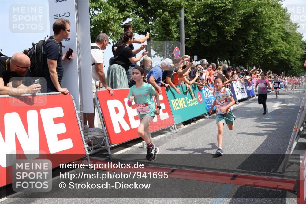 15.06.2025 - REWE Women's Run Strokosch-Dieckow http://msf.ph/oto/7941695 15.06.2025 11:34:18 Ziel 142, 144, 184, 186, 195, 242, 267, 276, 288, 291, 322 meine-sportfotos.de