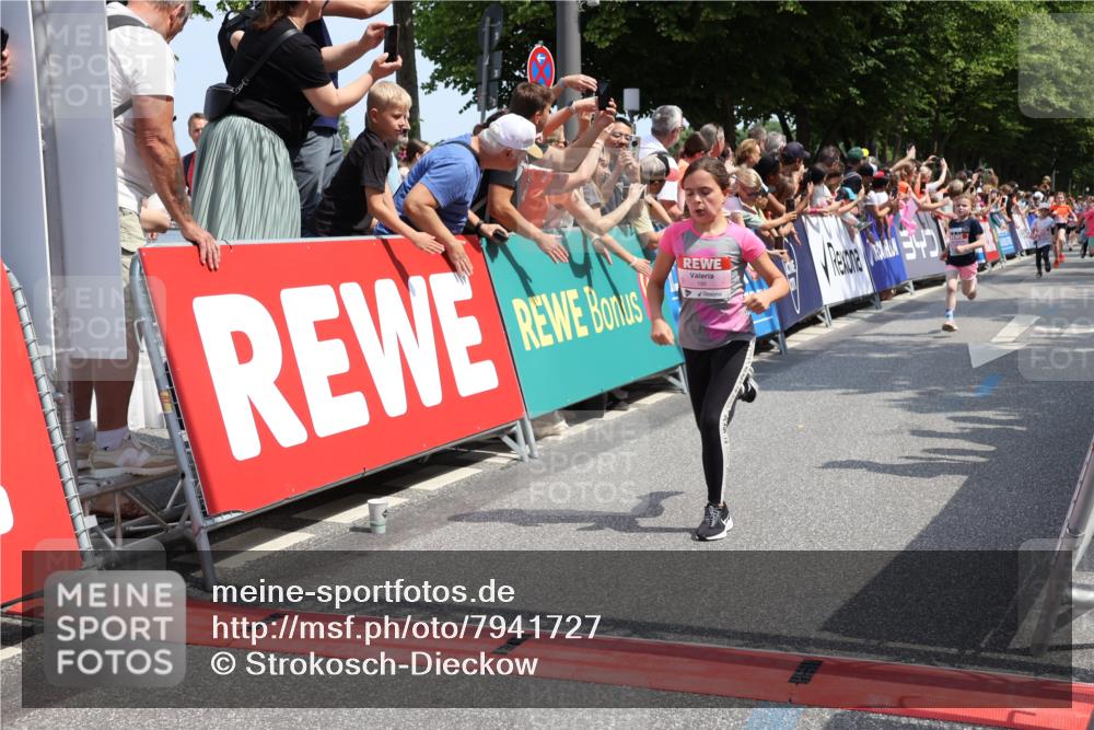 15.06.2025 - REWE Women's Run Strokosch-Dieckow http://msf.ph/oto/7941727 15.06.2025 11:34:19 Ziel 142, 144, 184, 185, 186, 195, 242, 267, 276, 288, 291 meine-sportfotos.de