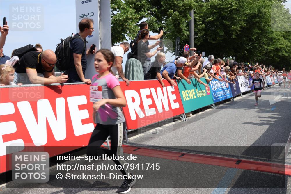 15.06.2025 - REWE Women's Run Strokosch-Dieckow http://msf.ph/oto/7941745 15.06.2025 11:34:20 Ziel 110, 142, 144, 184, 185, 186, 195, 234, 242, 267, 276, 288, 291 meine-sportfotos.de