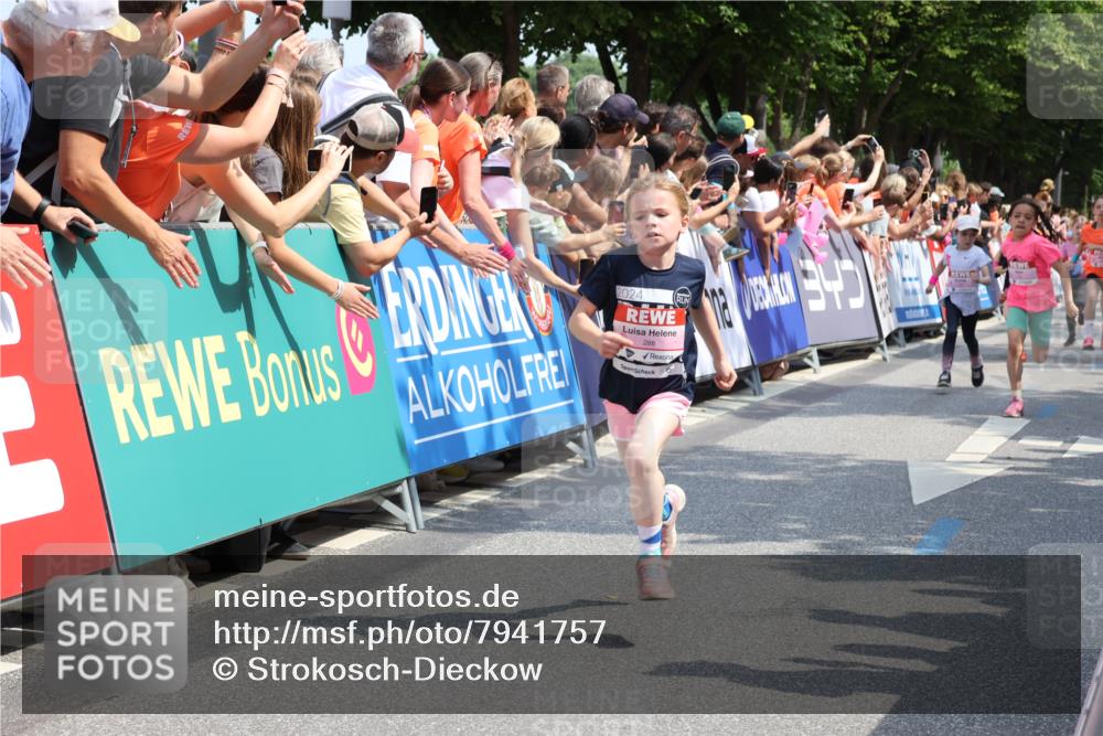 15.06.2025 - REWE Women's Run Strokosch-Dieckow http://msf.ph/oto/7941757 15.06.2025 11:34:21 Ziel 110, 142, 144, 154, 184, 185, 186, 195, 234, 242, 267, 283, 288, 291, 306 meine-sportfotos.de