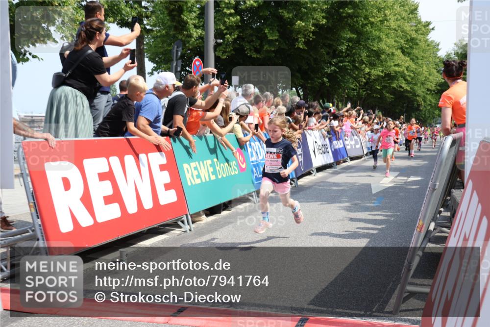15.06.2025 - REWE Women's Run Strokosch-Dieckow http://msf.ph/oto/7941764 15.06.2025 11:34:21 Ziel 110, 142, 144, 154, 184, 185, 186, 195, 234, 242, 267, 283, 288, 291, 306 meine-sportfotos.de