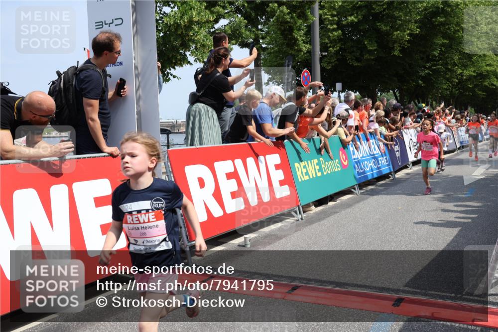 15.06.2025 - REWE Women's Run Strokosch-Dieckow http://msf.ph/oto/7941795 15.06.2025 11:34:22 Ziel 110, 144, 154, 184, 185, 186, 192, 195, 234, 242, 283, 288, 291, 306 meine-sportfotos.de