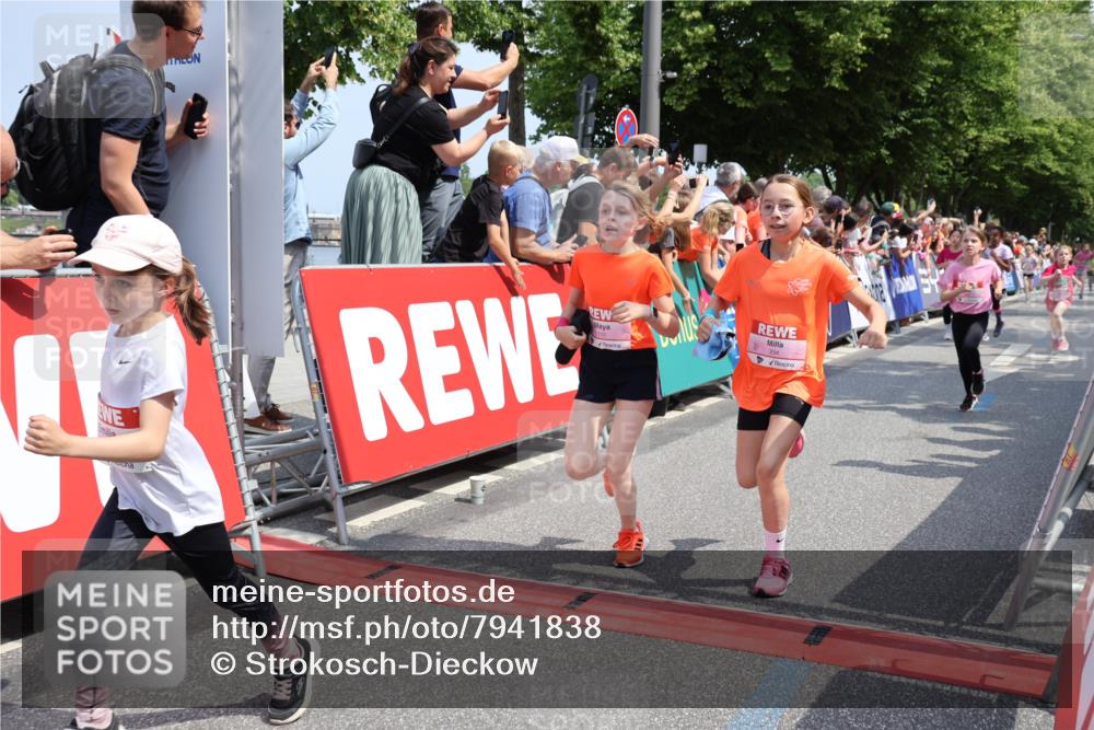 15.06.2025 - REWE Women's Run Strokosch-Dieckow http://msf.ph/oto/7941838 15.06.2025 11:34:25 Ziel 110, 154, 157, 163, 184, 185, 186, 188, 192, 195, 217, 234, 237, 283, 288, 291, 306 meine-sportfotos.de