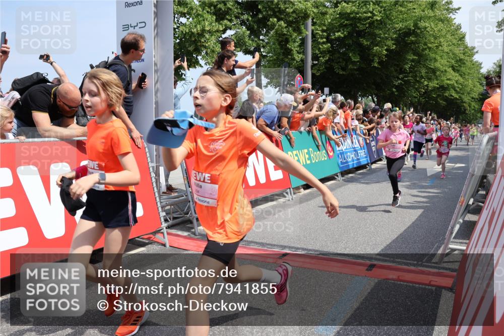 15.06.2025 - REWE Women's Run Strokosch-Dieckow http://msf.ph/oto/7941855 15.06.2025 11:34:26 Ziel 110, 154, 157, 163, 180, 184, 185, 188, 192, 195, 217, 234, 237, 283, 288, 306 meine-sportfotos.de