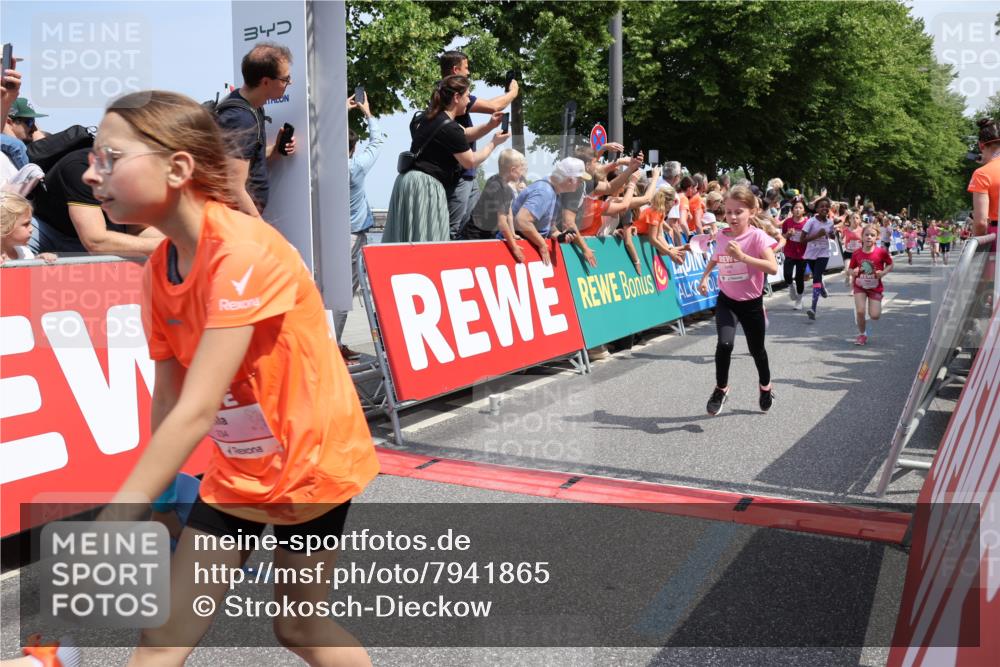 15.06.2025 - REWE Women's Run Strokosch-Dieckow http://msf.ph/oto/7941865 15.06.2025 11:34:26 Ziel 110, 154, 157, 163, 180, 184, 185, 188, 192, 195, 217, 234, 237, 283, 288, 306 meine-sportfotos.de
