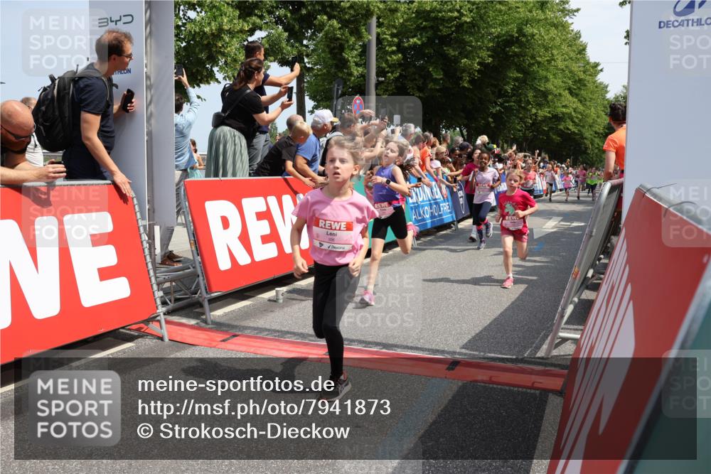 15.06.2025 - REWE Women's Run Strokosch-Dieckow http://msf.ph/oto/7941873 15.06.2025 11:34:27 Ziel 110, 154, 157, 163, 180, 184, 185, 188, 192, 217, 234, 237, 283, 288, 306 meine-sportfotos.de
