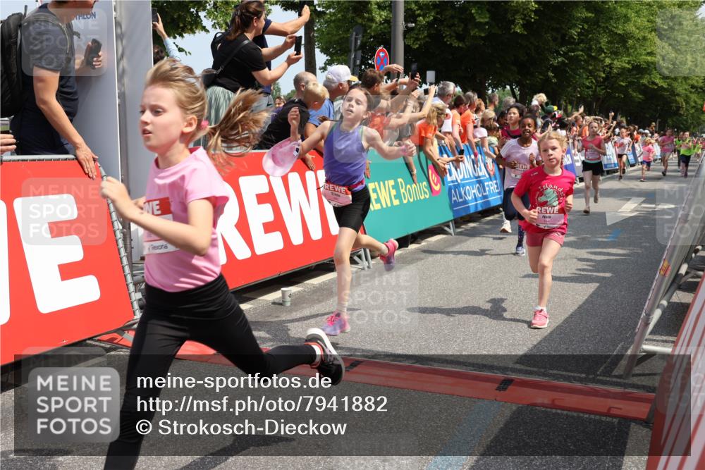 15.06.2025 - REWE Women's Run Strokosch-Dieckow http://msf.ph/oto/7941882 15.06.2025 11:34:27 Ziel 110, 154, 157, 163, 180, 184, 185, 188, 192, 217, 234, 237, 283, 288, 306 meine-sportfotos.de