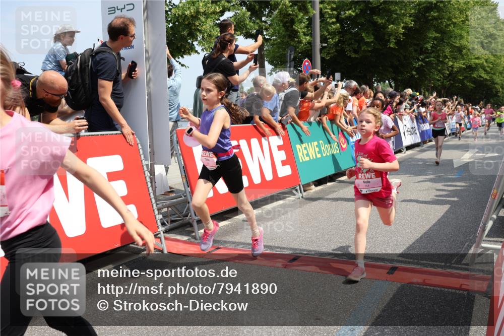 15.06.2025 - REWE Women's Run Strokosch-Dieckow http://msf.ph/oto/7941890 15.06.2025 11:34:28 Ziel 110, 146, 154, 157, 163, 180, 184, 185, 188, 192, 217, 234, 237, 283, 288, 306 meine-sportfotos.de
