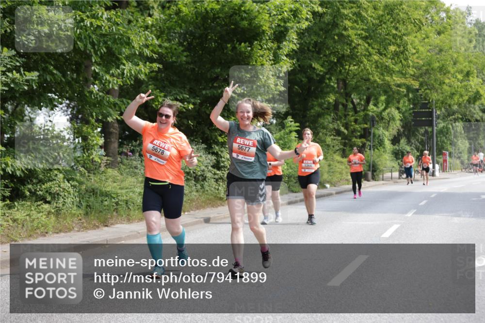 15.06.2025 - REWE Women's Run Jannik Wohlers http://msf.ph/oto/7941899 15.06.2025 10:15:44 Laufen 5678, 5677, 5366, 4 meine-sportfotos.de