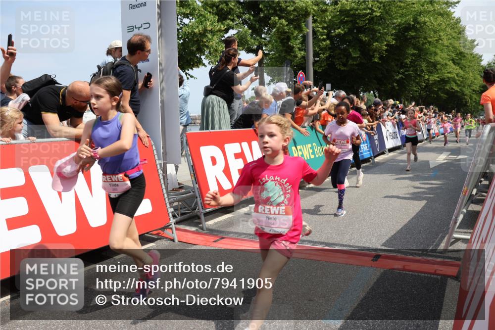 15.06.2025 - REWE Women's Run Strokosch-Dieckow http://msf.ph/oto/7941905 15.06.2025 11:34:28 Ziel 110, 146, 154, 157, 163, 180, 184, 185, 188, 192, 217, 234, 237, 283, 288, 306 meine-sportfotos.de