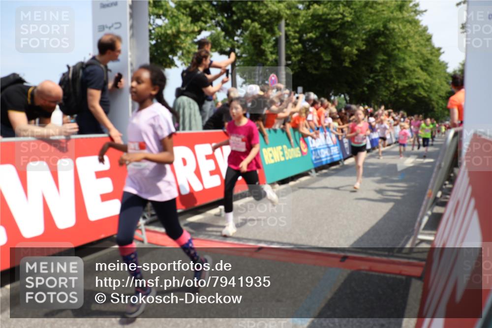 15.06.2025 - REWE Women's Run Strokosch-Dieckow http://msf.ph/oto/7941935 15.06.2025 11:34:29 Ziel 110, 146, 154, 157, 163, 178, 180, 184, 185, 188, 192, 217, 234, 237, 283, 288, 306, 314 meine-sportfotos.de