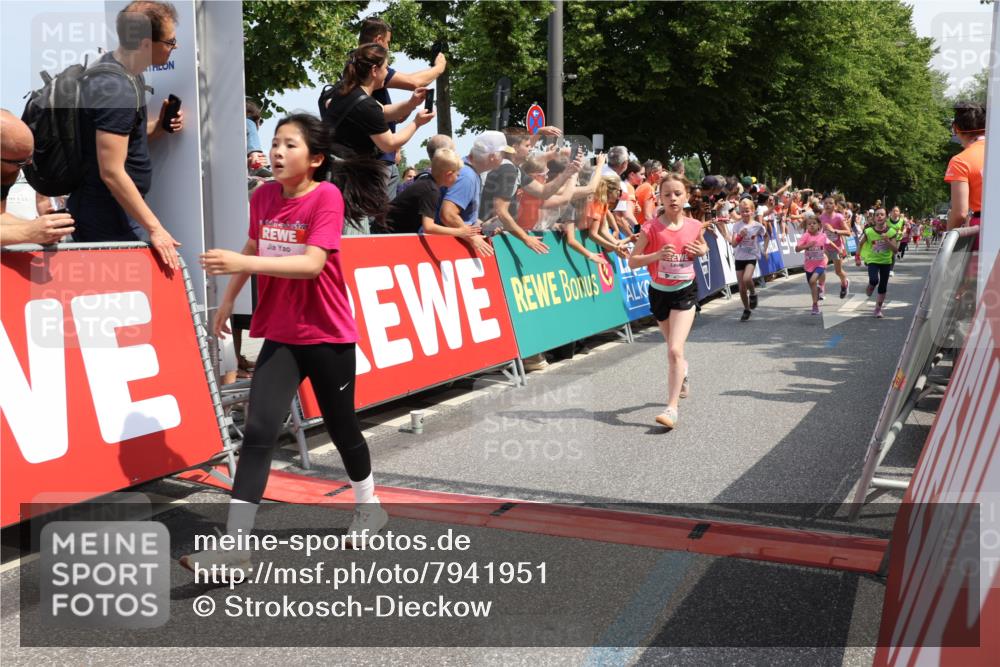 15.06.2025 - REWE Women's Run Strokosch-Dieckow http://msf.ph/oto/7941951 15.06.2025 11:34:30 Ziel 110, 146, 150, 154, 157, 163, 178, 180, 184, 185, 188, 192, 217, 234, 237, 283, 306, 314 meine-sportfotos.de