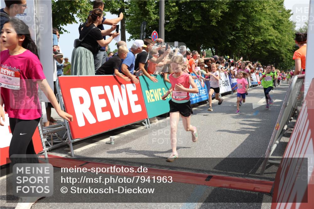 15.06.2025 - REWE Women's Run Strokosch-Dieckow http://msf.ph/oto/7941963 15.06.2025 11:34:30 Ziel 110, 146, 150, 154, 157, 163, 178, 180, 184, 185, 188, 192, 217, 234, 237, 283, 306, 314 meine-sportfotos.de