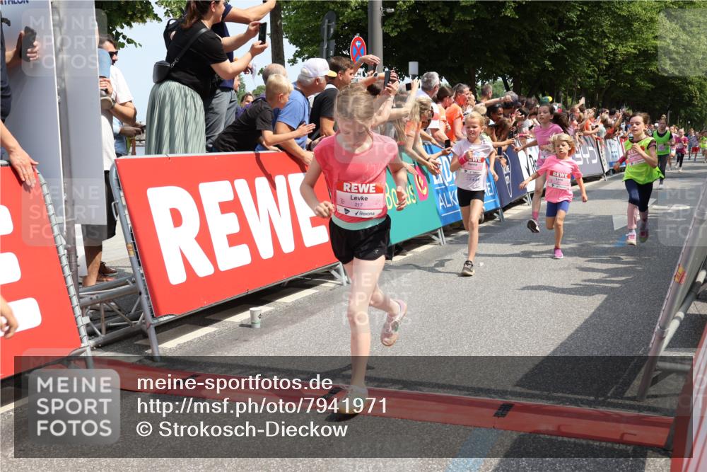 15.06.2025 - REWE Women's Run Strokosch-Dieckow http://msf.ph/oto/7941971 15.06.2025 11:34:30 Ziel 110, 146, 150, 154, 157, 163, 178, 180, 184, 185, 188, 192, 217, 234, 237, 283, 306, 314 meine-sportfotos.de